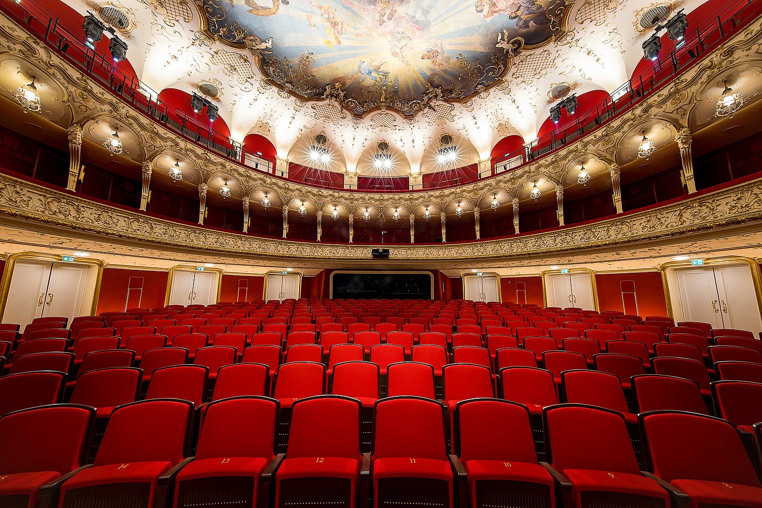 Saal-2_copyright_Salzburger-Landestheater_Neumayr_Leopold