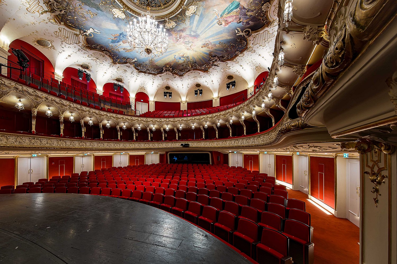 Saal-1_copyright_Salzburger-Landestheater_Neumayr_Leopold