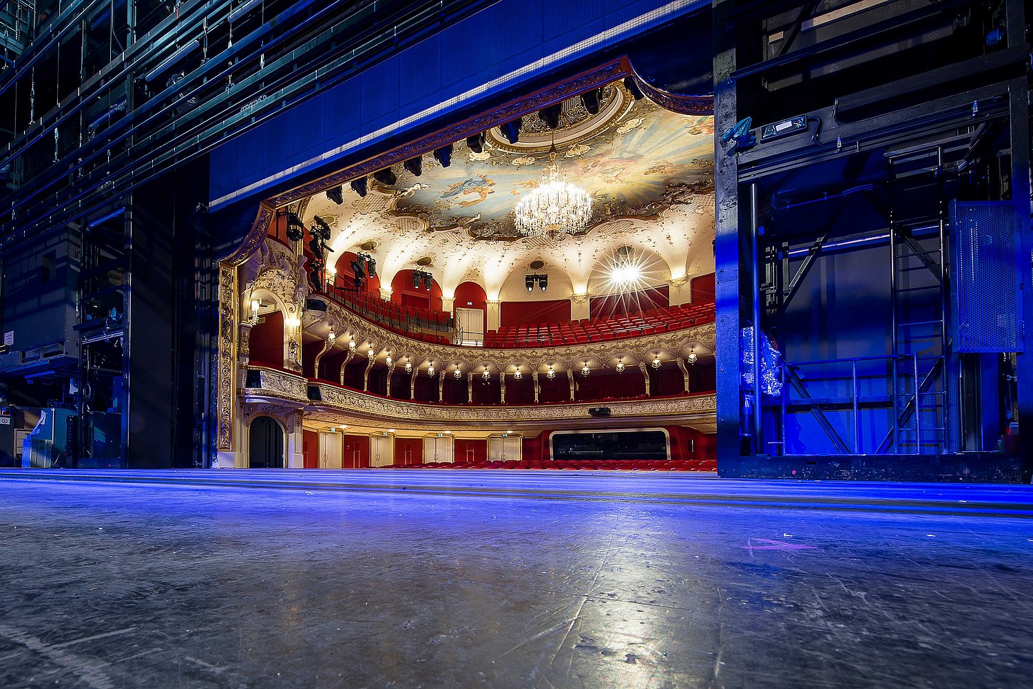 Buehne-1_copyright_Salzburger-Landestheater_Neumayr_Leopold